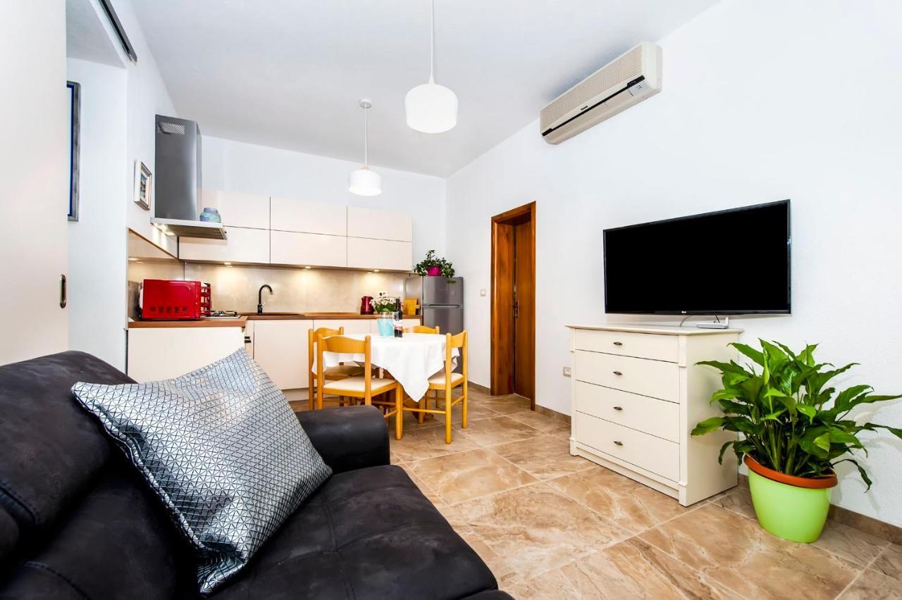 Apartments Karmen Ρόβινι Εξωτερικό φωτογραφία